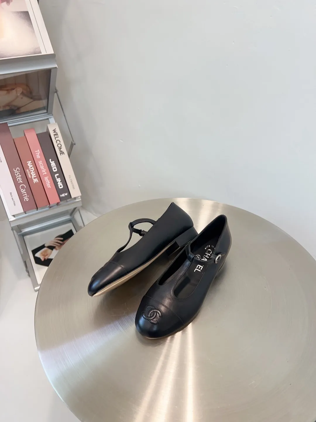 👟👟Ex-factory price 520👟👟 CHANEL Chanel classic three-color T-strap flat ballet shoes, Mary Jane shoes, Grandma Xiang’s consistent elegant ladylike temperament, full of high-end sense! It’s very nice on the feet~Whether it’s worn barefoot or paired with skirts or trousers, it’s very versatile! Incomparably beautiful! It’s so special. I’m very impressed with the details. (The version bought at the counter is developed and made according to the authentic 1:1 version. The details are perfect and more refined and durable. The upper foot is very pedicure-type. The key point is that it is very good and easy to control. ▪Fabric: Original custom-made mixed sheep. ▪Inner lining: imported sheepskin. ▪Outsole: Italian leather outsole. ▪Size: 35-39 (40, 41, 42 are custom-made and cannot be returned)